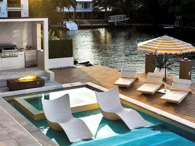 Продажа дома по адресу 2225 NE 19th St - фото 7483433