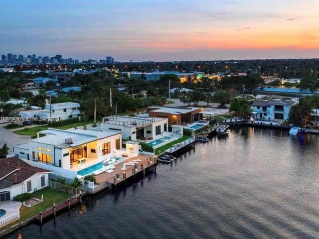 Продажа дома по адресу 2225 NE 19th St - фото 7483435