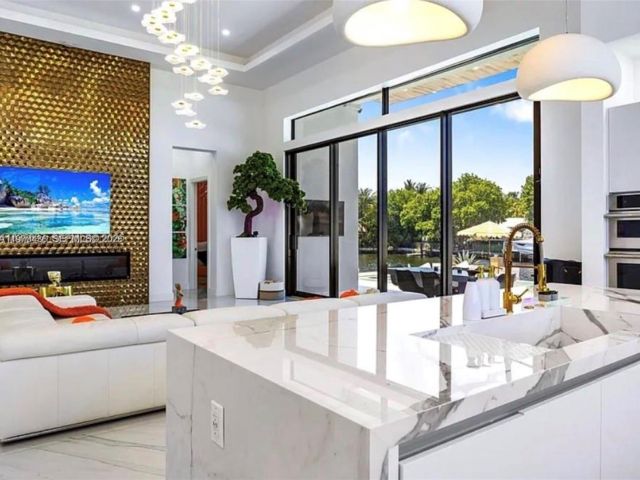 Продажа дома по адресу 2225 NE 19th St - фото 7483436