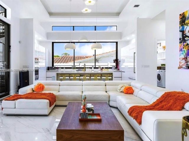 Продажа дома по адресу 2225 NE 19th St - фото 7483437