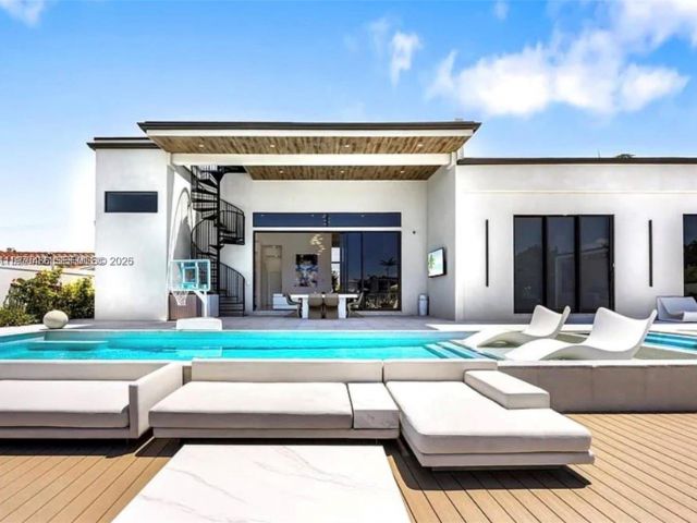 Продажа дома по адресу 2225 NE 19th St - фото 7483438