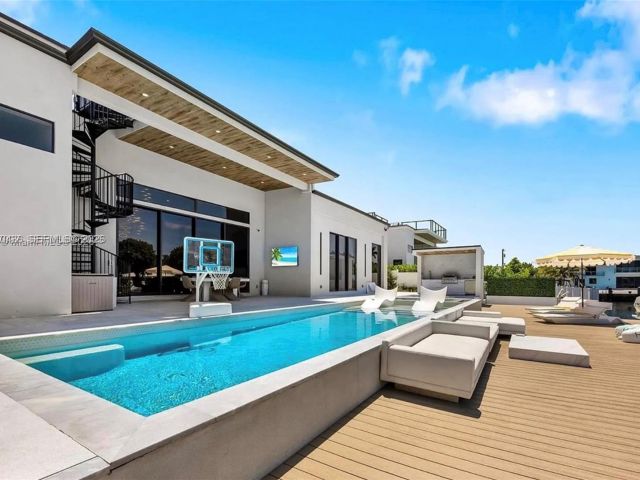 Продажа дома по адресу 2225 NE 19th St - фото 7483439