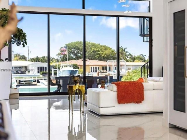 Продажа дома по адресу 2225 NE 19th St - фото 7483440