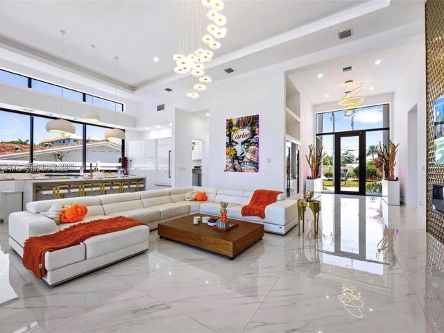 Продажа дома по адресу 2225 NE 19th St - фото 7483443