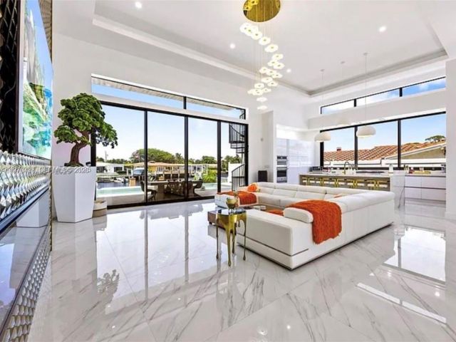 Продажа дома по адресу 2225 NE 19th St - фото 7483444