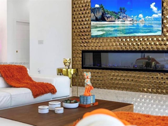 Продажа дома по адресу 2225 NE 19th St - фото 7483445