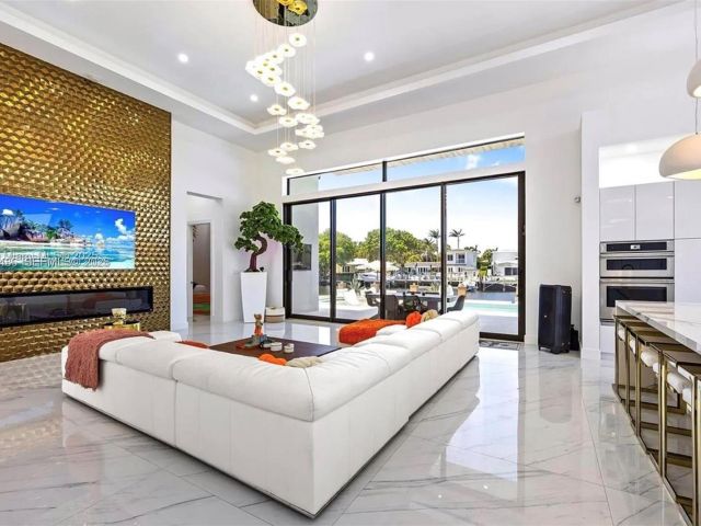 Продажа дома по адресу 2225 NE 19th St - фото 7483446