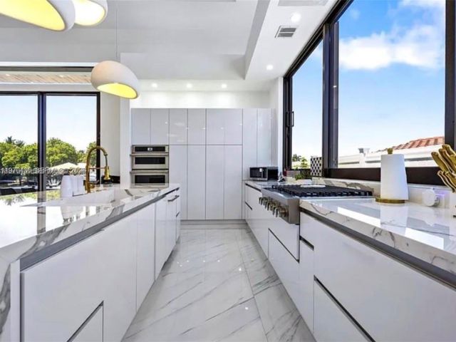 Продажа дома по адресу 2225 NE 19th St - фото 7483447