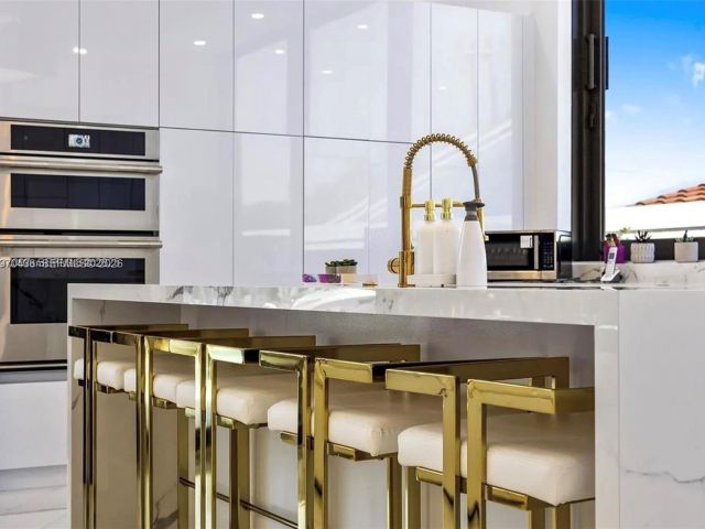 Продажа дома по адресу 2225 NE 19th St - фото 7483448