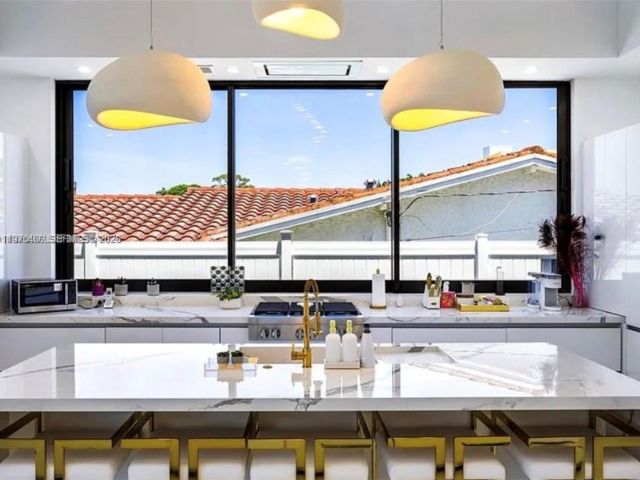 Продажа дома по адресу 2225 NE 19th St - фото 7483450