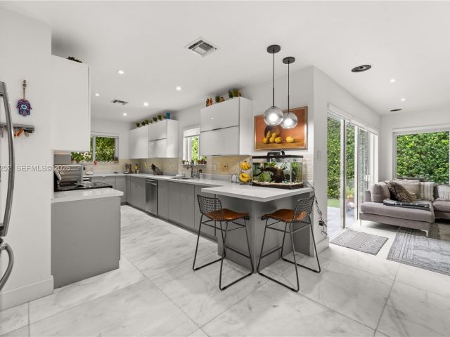 Продажа дома по адресу 721 Bird Rd - фото 7528464