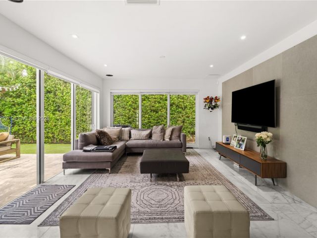 Продажа дома по адресу 721 Bird Rd - фото 7528468