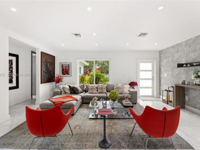 Продажа дома по адресу 721 Bird Rd - фото 7528470