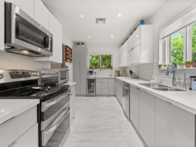 Продажа дома по адресу 721 Bird Rd - фото 7528471