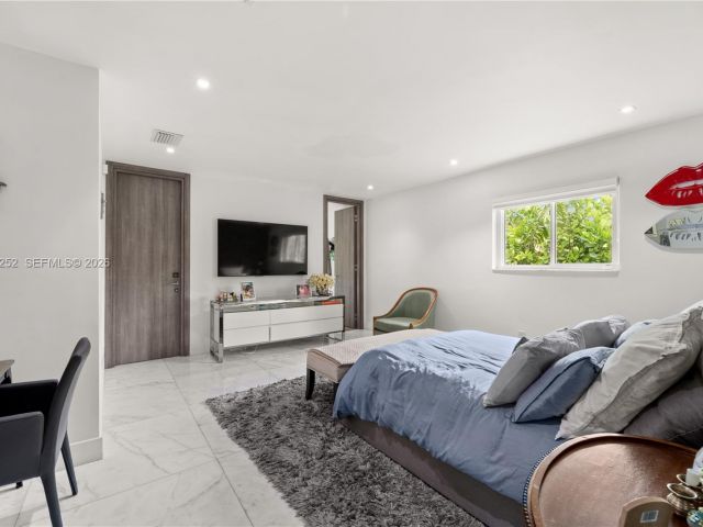 Продажа дома по адресу 721 Bird Rd - фото 7528474