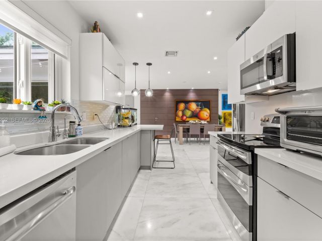 Продажа дома по адресу 721 Bird Rd - фото 7528480