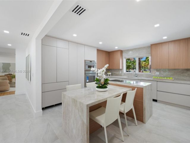 Продажа дома по адресу 5211 Granada Blvd - фото 7471424