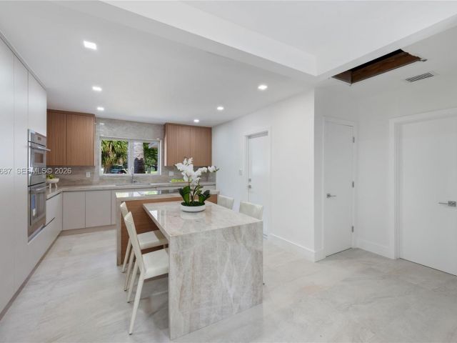 Продажа дома по адресу 5211 Granada Blvd - фото 7471426