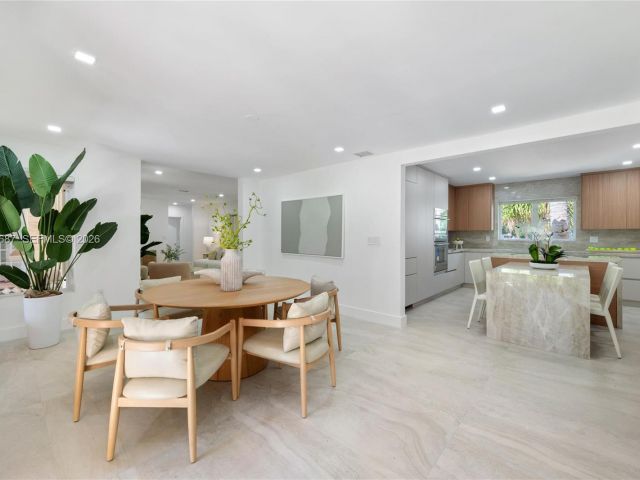 Продажа дома по адресу 5211 Granada Blvd - фото 7471429