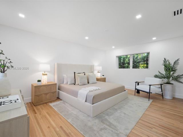 Продажа дома по адресу 5211 Granada Blvd - фото 7471433