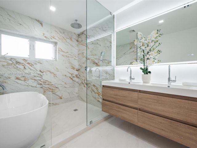 Продажа дома по адресу 5211 Granada Blvd - фото 7471440