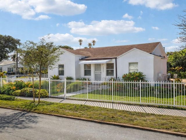 Продажа дома по адресу 6402 NW 8th Ave - фото 7464340