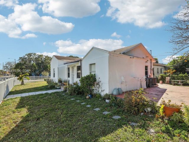 Продажа дома по адресу 6402 NW 8th Ave - фото 7464344