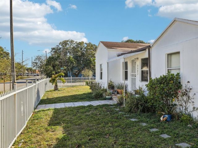 Продажа дома по адресу 6402 NW 8th Ave - фото 7464346