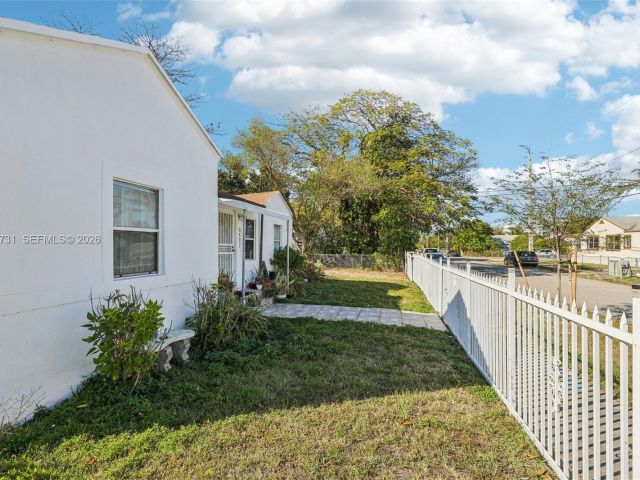 Продажа дома по адресу 6402 NW 8th Ave - фото 7464348