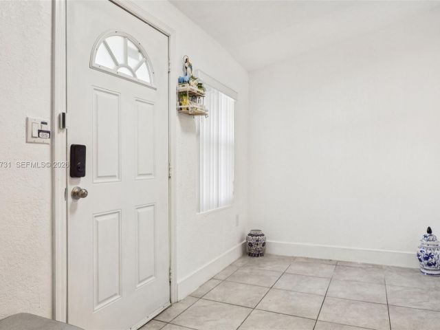 Продажа дома по адресу 6402 NW 8th Ave - фото 7464350