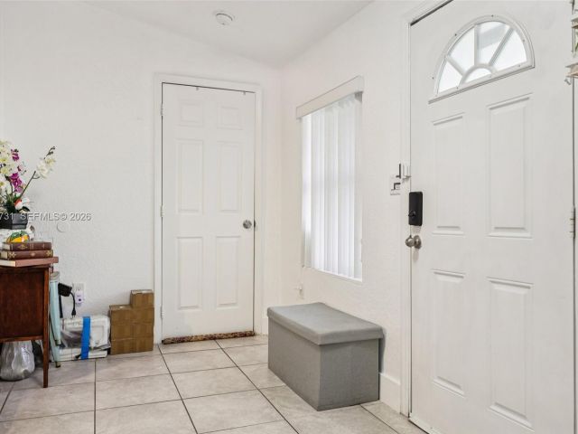 Продажа дома по адресу 6402 NW 8th Ave - фото 7464352