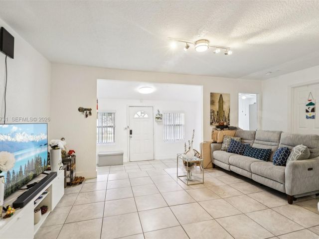 Продажа дома по адресу 6402 NW 8th Ave - фото 7464356