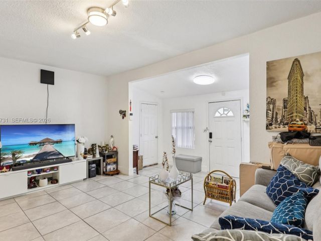 Продажа дома по адресу 6402 NW 8th Ave - фото 7464358