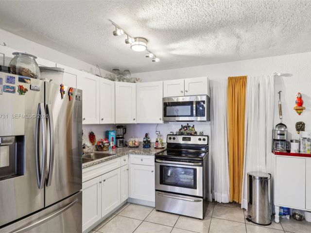 Продажа дома по адресу 6402 NW 8th Ave - фото 7464362