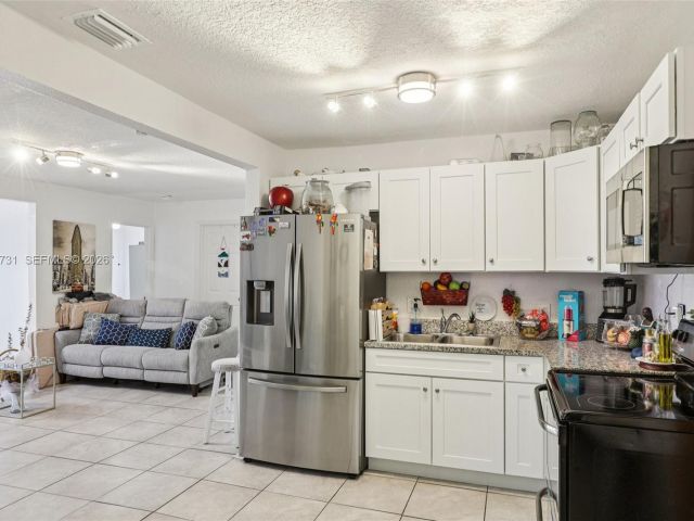 Продажа дома по адресу 6402 NW 8th Ave - фото 7464364