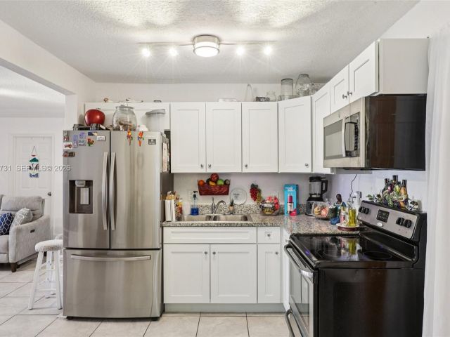 Продажа дома по адресу 6402 NW 8th Ave - фото 7464367