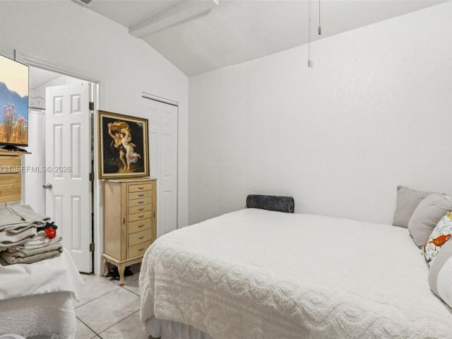 Продажа дома по адресу 6402 NW 8th Ave - фото 7464369