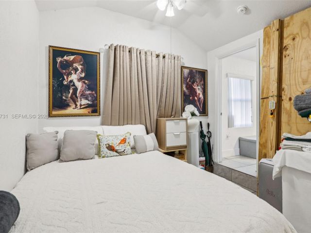 Продажа дома по адресу 6402 NW 8th Ave - фото 7464371