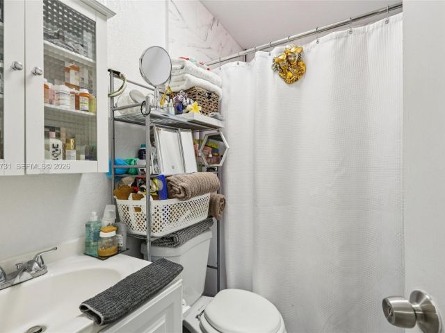 Продажа дома по адресу 6402 NW 8th Ave - фото 7464373