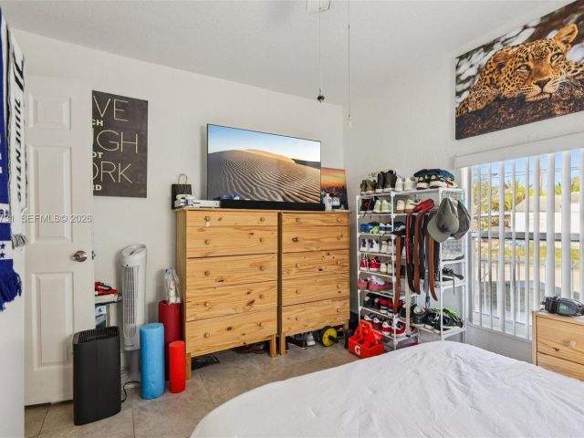 Продажа дома по адресу 6402 NW 8th Ave - фото 7464377