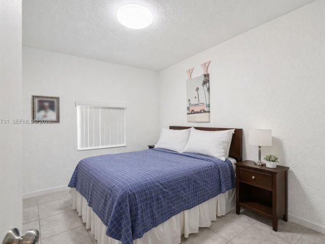 Продажа дома по адресу 6402 NW 8th Ave - фото 7464378