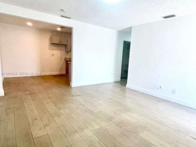 Дом в аренду по адресу 4924 SW 44 AV - фото 7483712