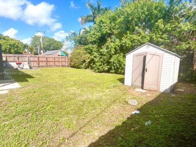 Дом в аренду по адресу 4924 SW 44 AV - фото 7483723