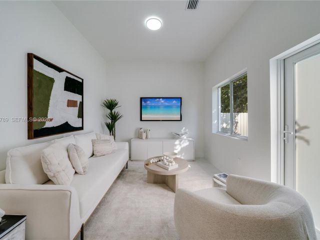 Продажа дома по адресу 2936 NW 27th St - фото 7528397