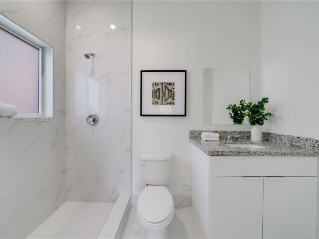 Продажа дома по адресу 2936 NW 27th St - фото 7528400