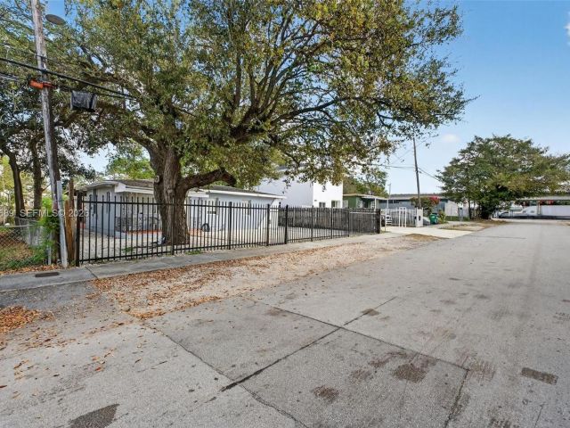 Продажа дома по адресу 2741 NW 43rd Ter - фото 7524536