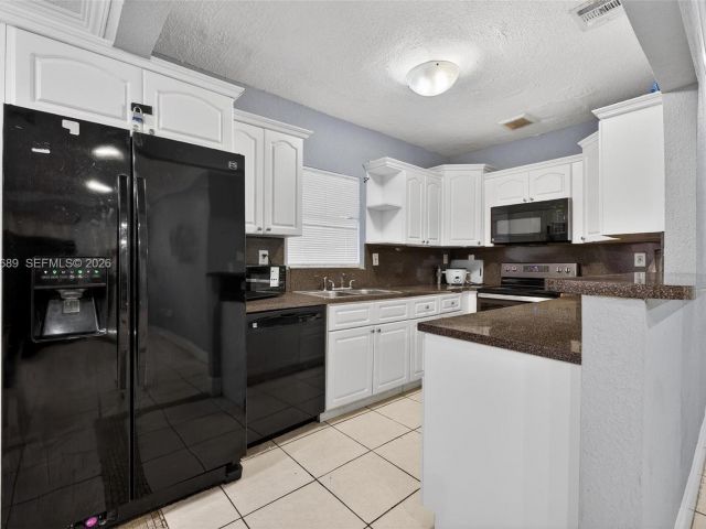 Продажа дома по адресу 2741 NW 43rd Ter - фото 7524541