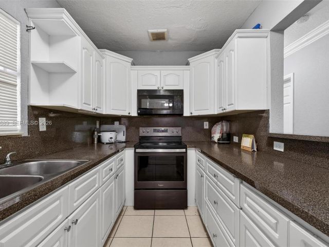 Продажа дома по адресу 2741 NW 43rd Ter - фото 7524542