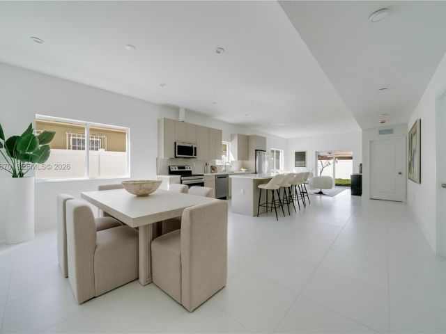 Продажа дома по адресу 5735 SW 4th St - фото 7528407