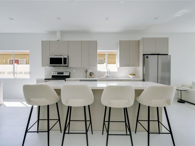 Продажа дома по адресу 5735 SW 4th St - фото 7528411